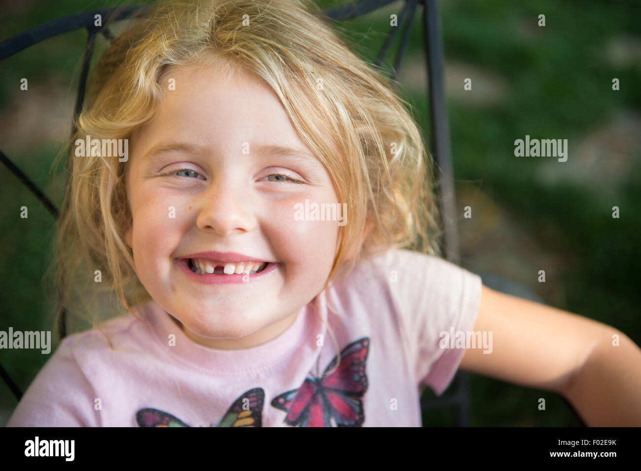 Porträt eines Mädchens mit toothy Lächeln Stockfoto