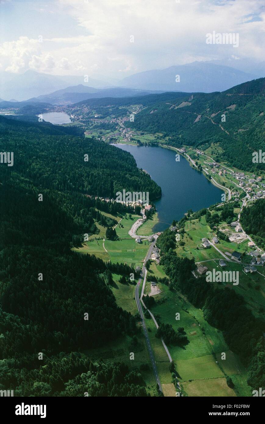 Luftaufnahme der Seen Lago della Serraia und Lago Delle Piazze in der Hochebene Altopiano di Pine "-Provinz Trient, Region Trentino-Alto Adige, Italien Stockfoto