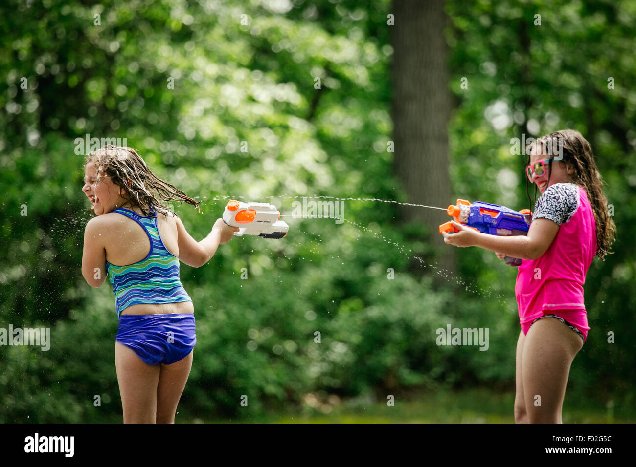 Zwei Mädchen mit einer Wasserpistole Kampf Stockfoto