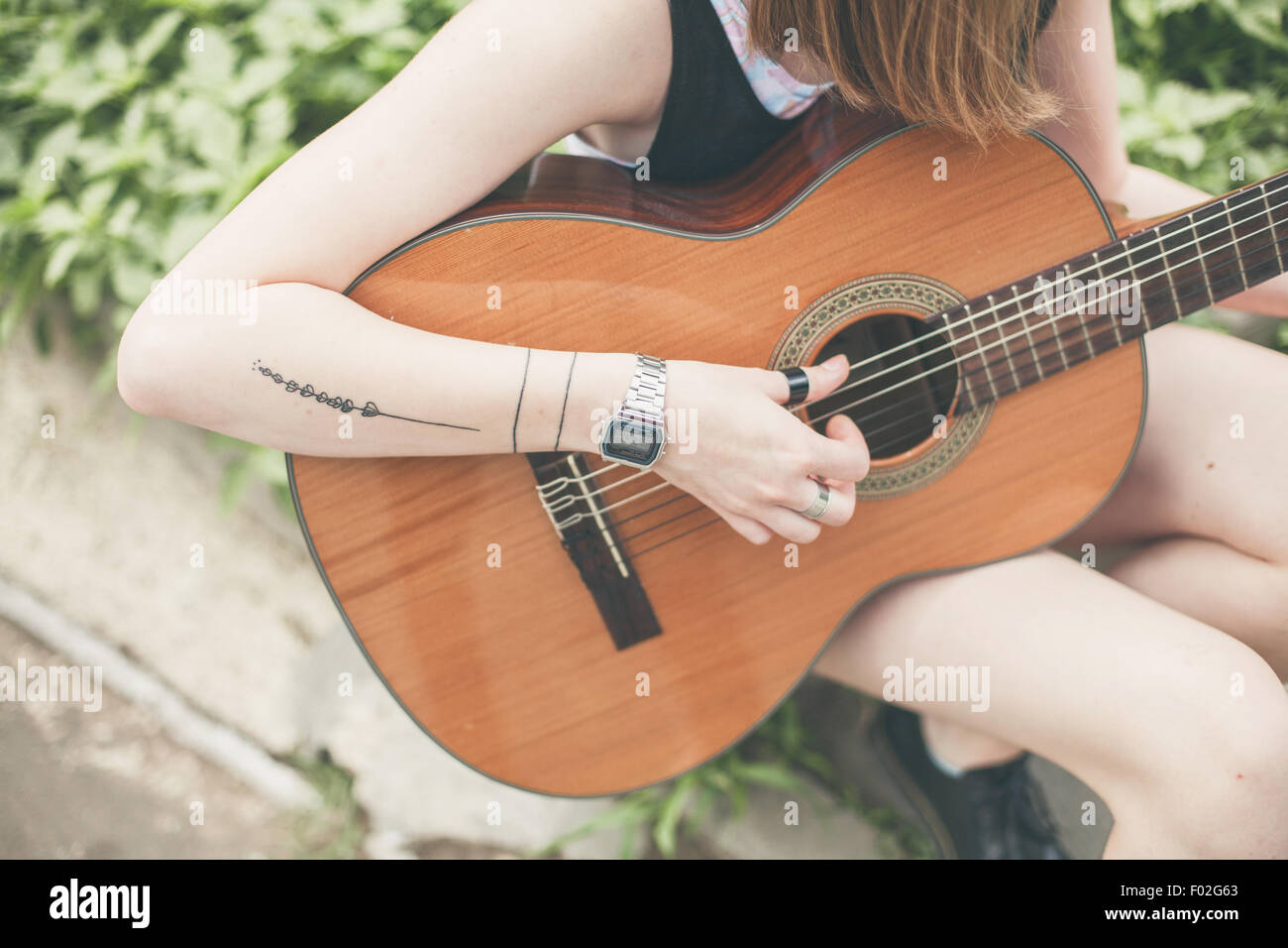 Nahaufnahme einer Frau, die Gitarre zu spielen Stockfoto