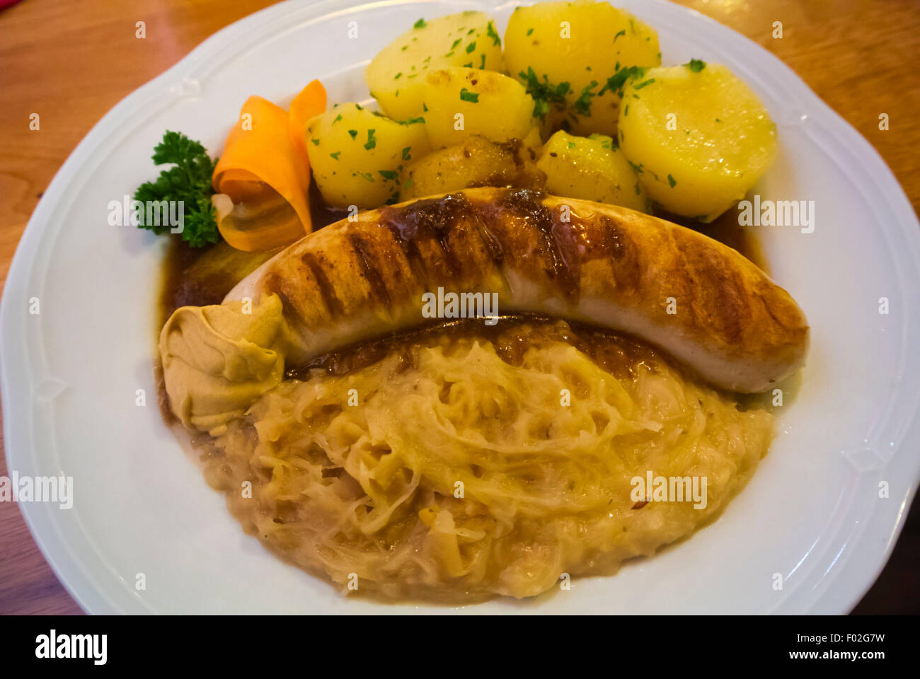 Bratwurst Bratwurst mit Kartoffeln und Sauerkraut, Restaurant, Altstadt ...