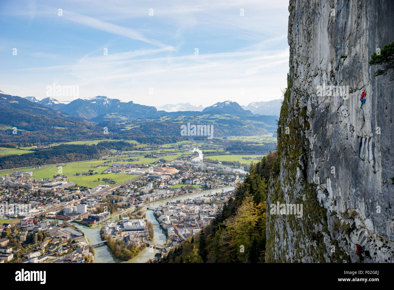 Klettern hoch über der Stadt, Hallein, Salzburg, Österreich Stockfoto