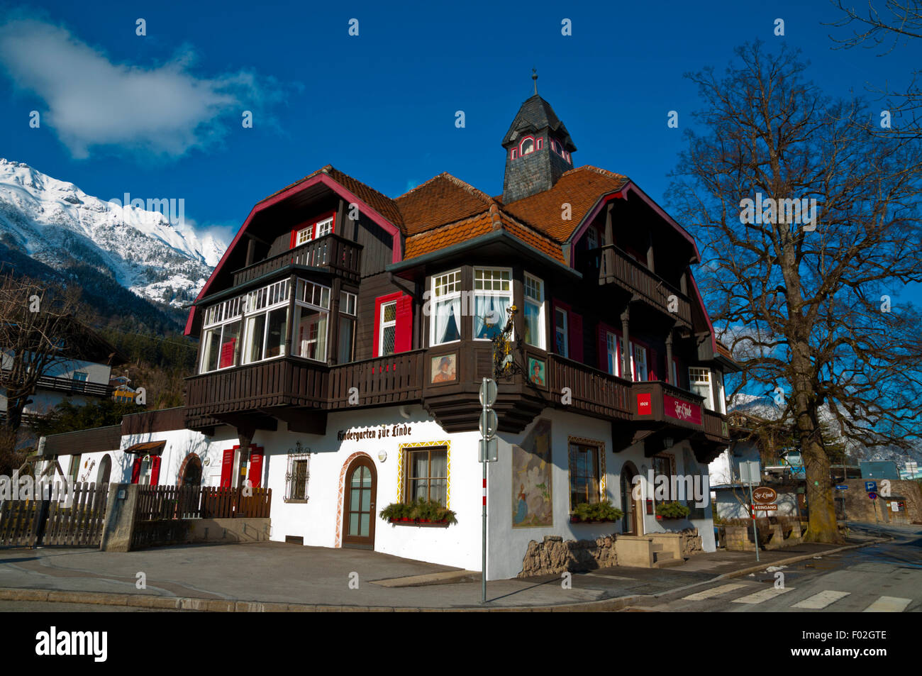 Gebäude, ein Gasthaus und eine Vorschule, Hungerbug Bezirk, Inntal, Innsbruck, Tirol, Österreich Stockfoto