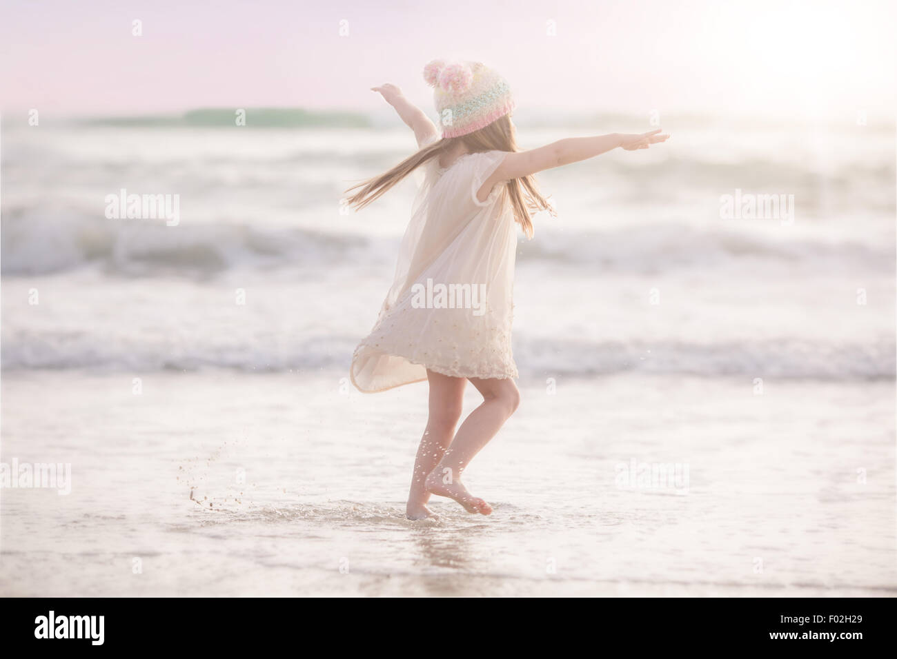 Mädchen tanzen am Strand, Kalifornien, USA Stockfoto