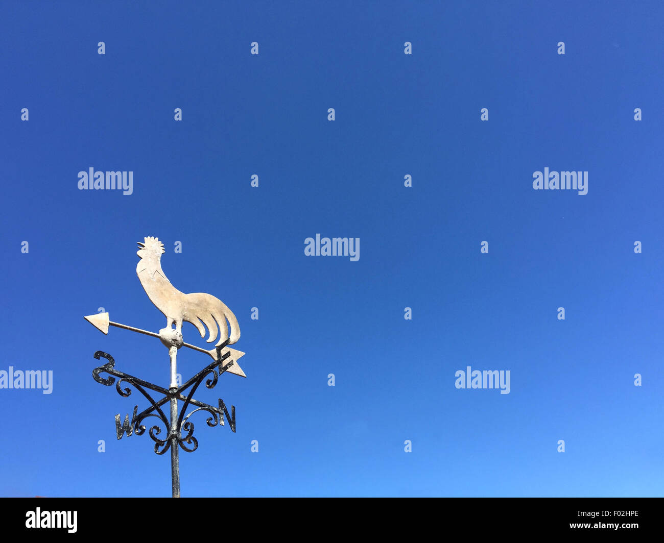 Wetterfahne vor einem strahlend blauen Himmel Stockfoto