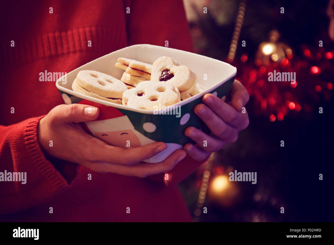 Mädchen halten Schüssel mit Weihnachtsgebäck Stockfoto