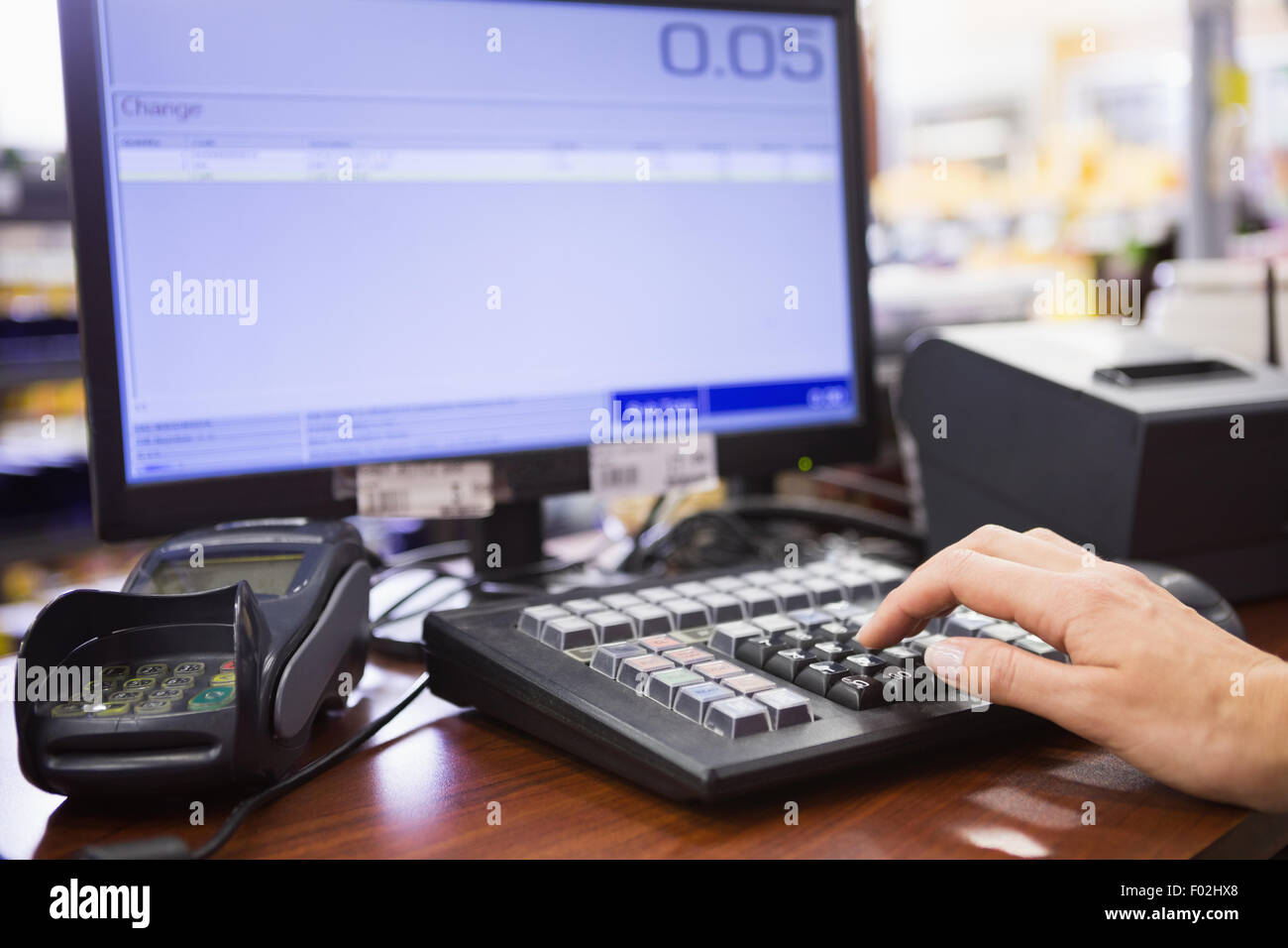 Hand der Frau, die mit computer Stockfoto