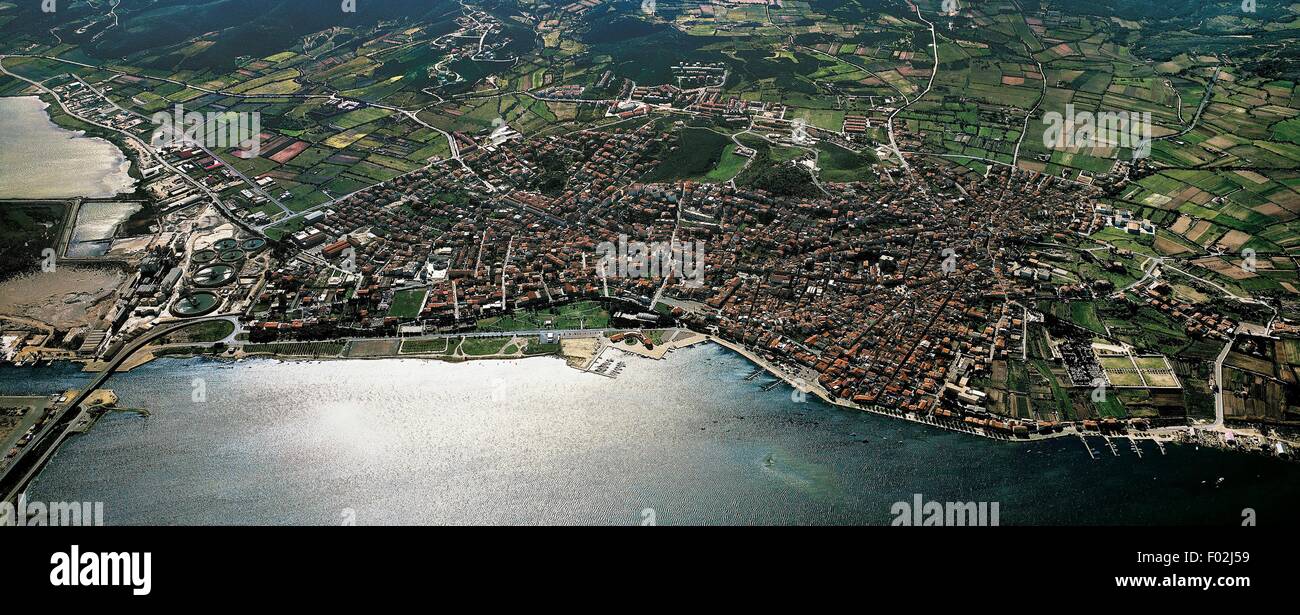 Luftaufnahme des Sant'Antioco Stadt auf der gleichnamigen Insel - Provinz von Cagliari, Sardinien, Italien. Stockfoto