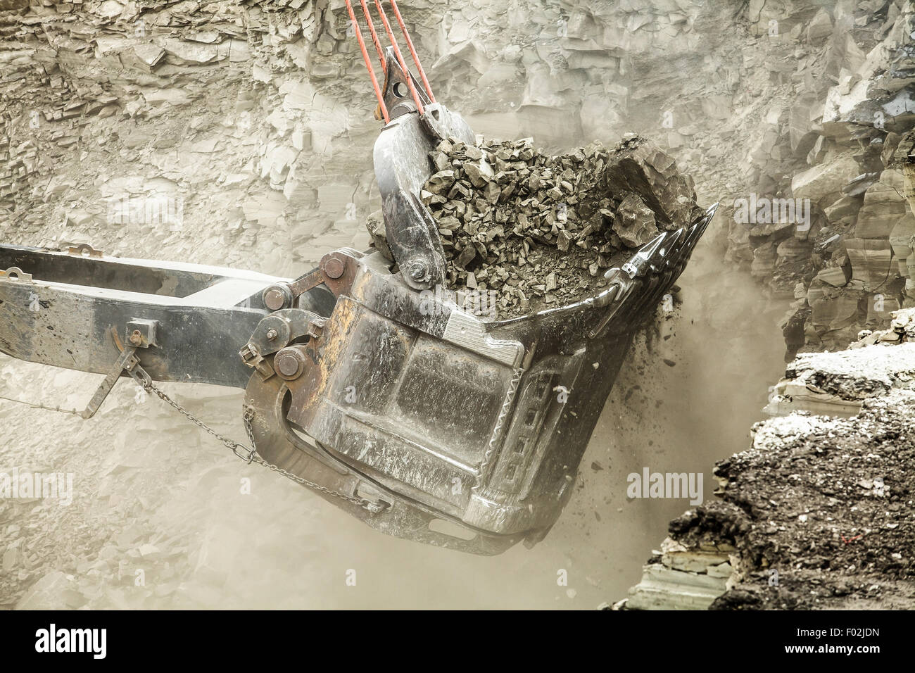 Digger Eimer gefüllt mit Braunkohle Stockfoto