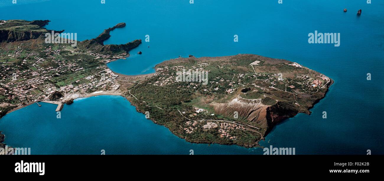 Luftaufnahme der Insel Vulcano und Vulcanello in die Äolischen oder Liparischen Inseln (UNESCO World Heritage List, 2000) - Region Sizilien. Stockfoto