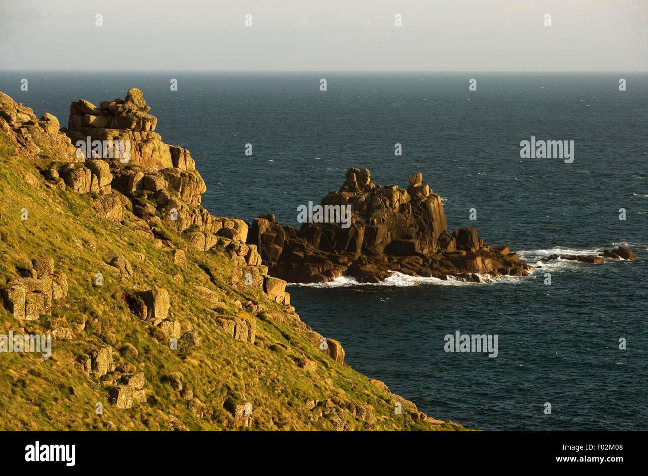 Der Granit Küste von Endland, der westlichste Punkt von England, Vereinigtes Königreich. Stockfoto