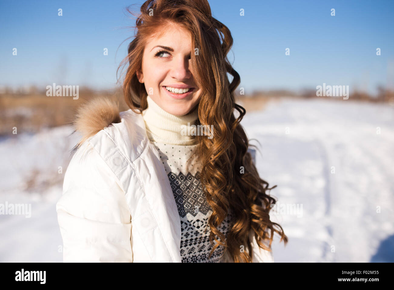 Porträt der jungen Frau am schönen sonnigen Wintertag Stockfoto