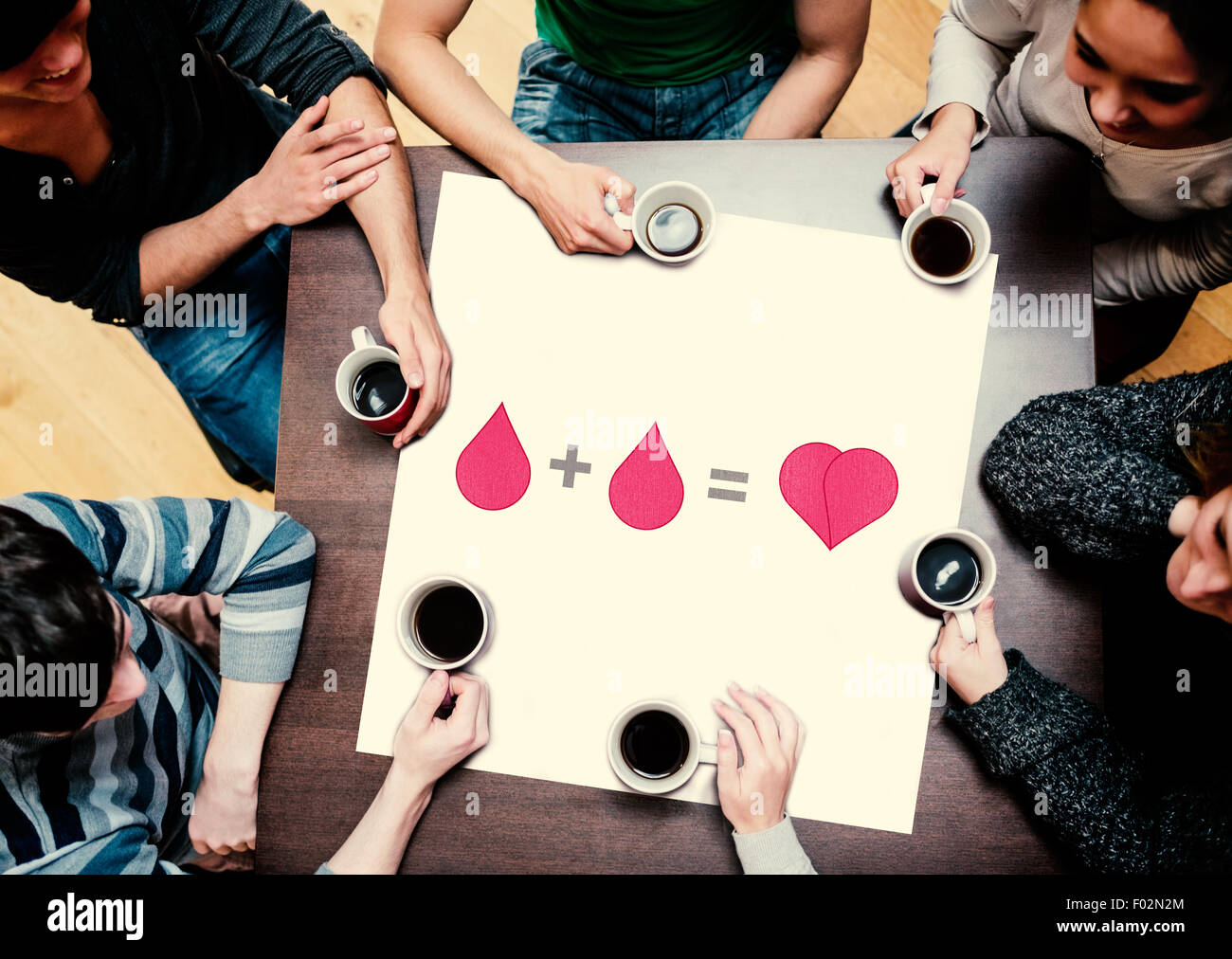 Zusammengesetztes Bild von Menschen, die an Tisch Kaffee trinken Stockfoto