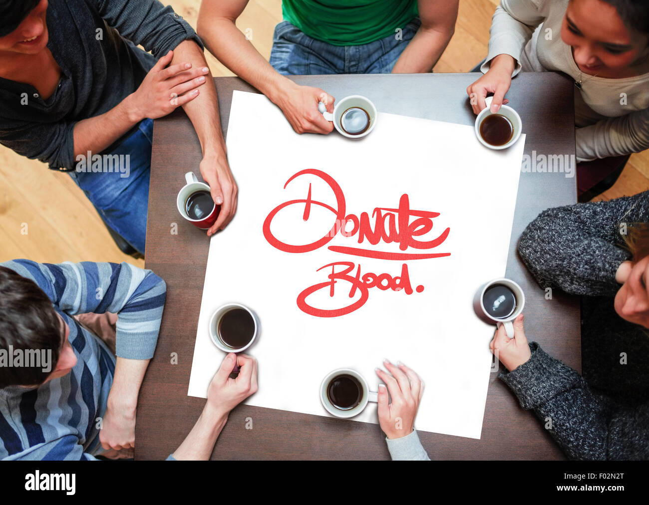 Zusammengesetztes Bild von Menschen, die an Tisch Kaffee trinken Stockfoto