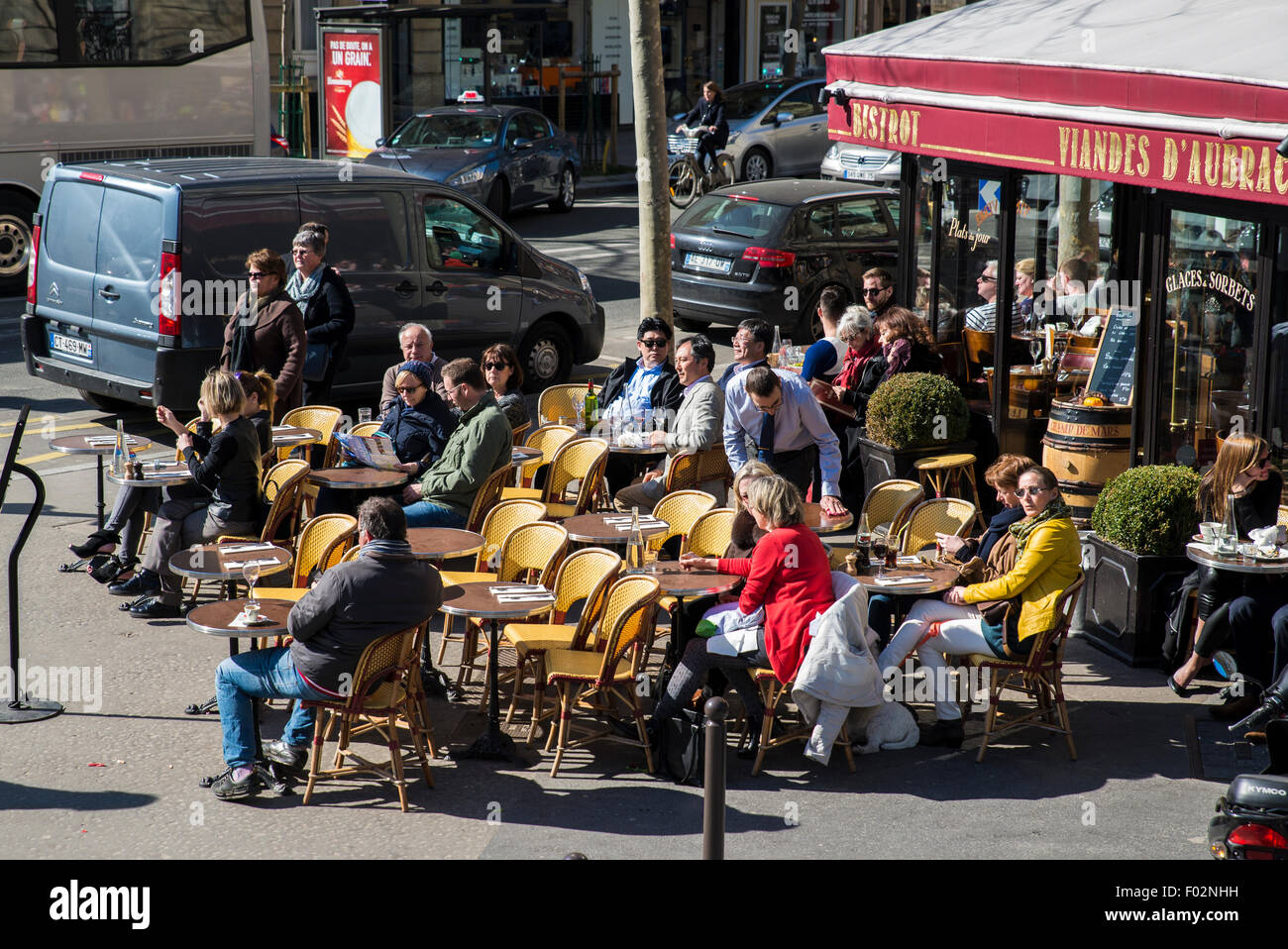Leute sitzen außerhalb Paris Café im winter Stockfoto
