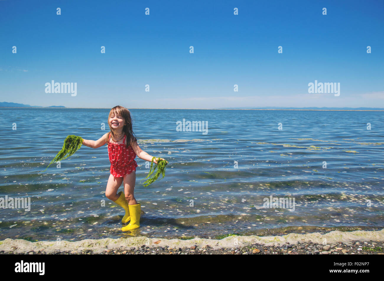 Mädchen sammeln Algen aus dem Meer Stockfoto