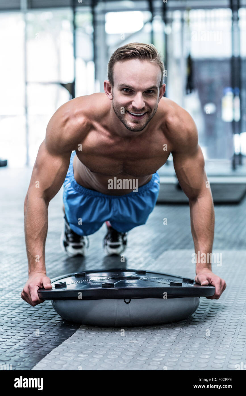 Muskulöser Mann Bosu Ball Übungen Stockfoto