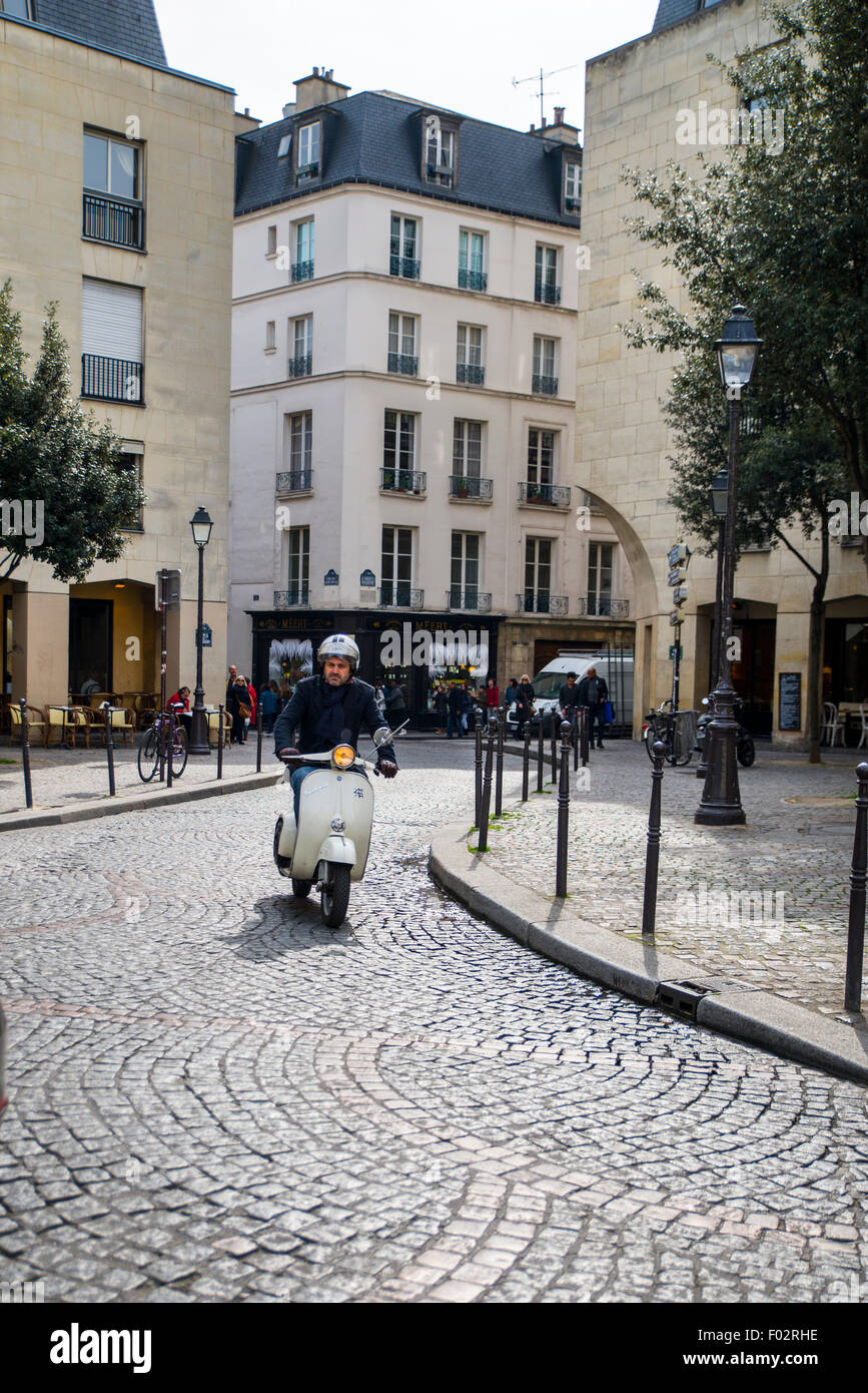 Mann auf einem Moped, Rue du Park Royal und Rue De La Perle, Paris Stockfoto