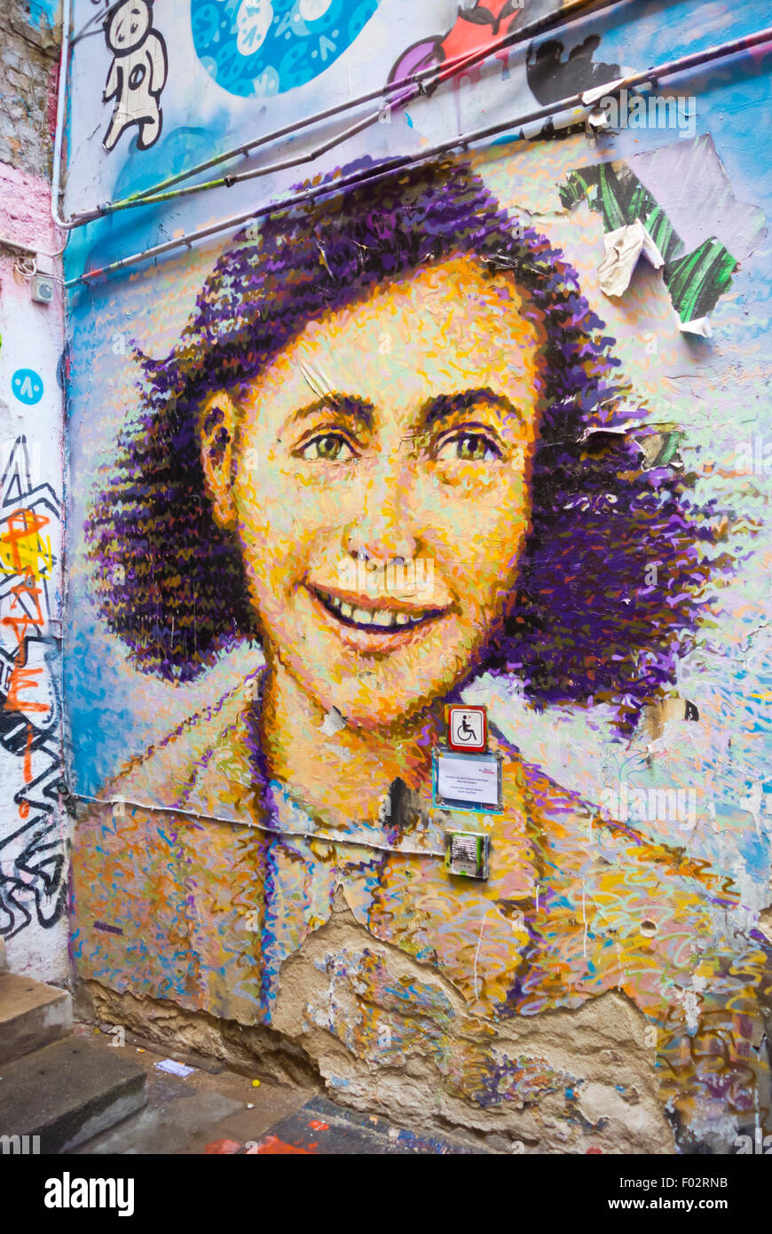 Anne Frank Zentrum mit Wandmalerei von James Cochran, Innenhof des Haus Schwarzenberg, Mitte, Berlin, Deutschland Stockfoto