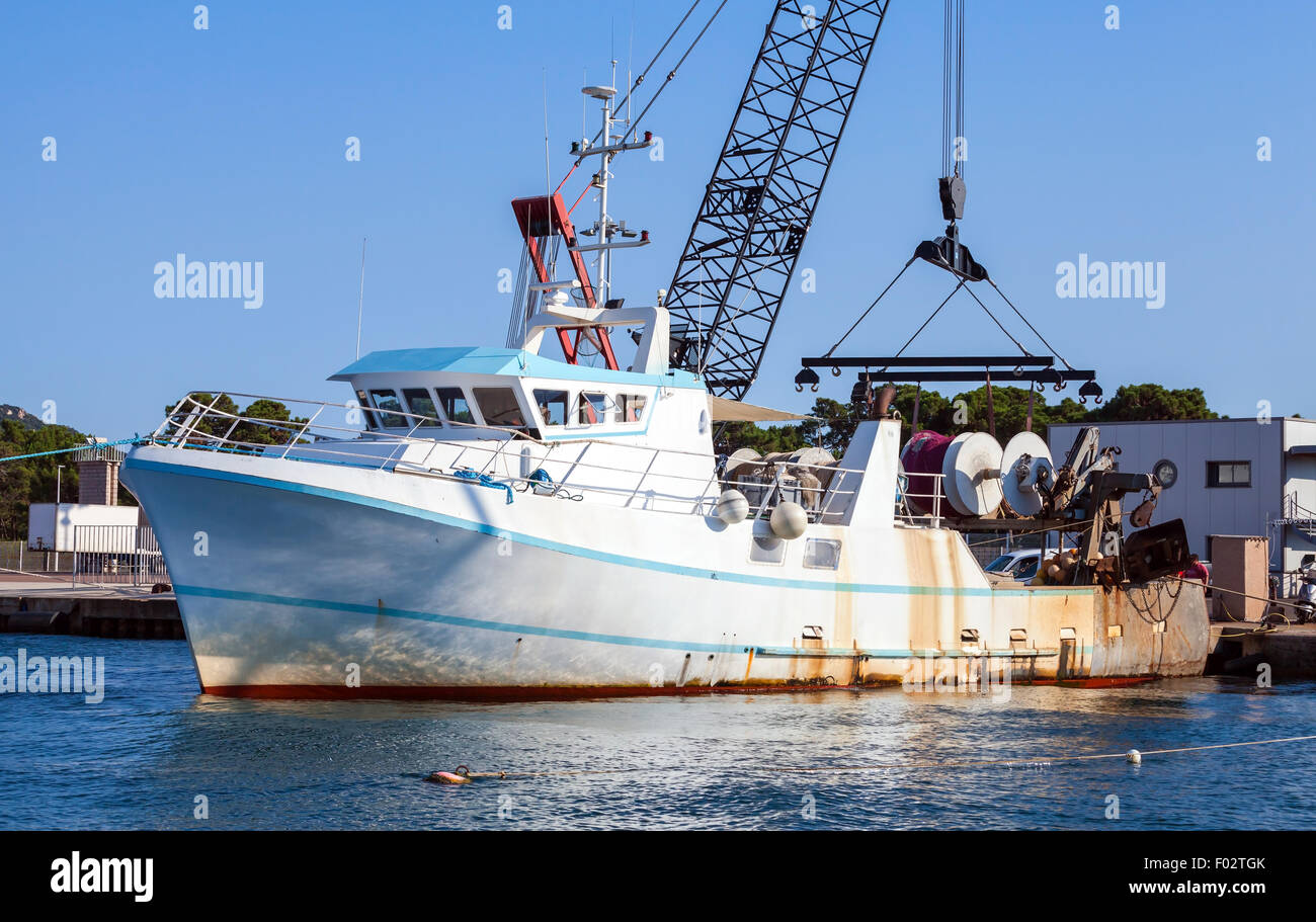 Alte weiße Angeln Schiff steht vor Anker im Hafen von Porto-Vecchio, Korsika, Frankreich Stockfoto