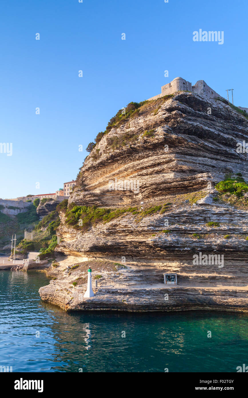 Felswand mit weißen Leuchtturm Laterne im Eingangsbereich des Bonifacio Hafen, südlichen Teil der Insel Korsika, Frankreich Stockfoto