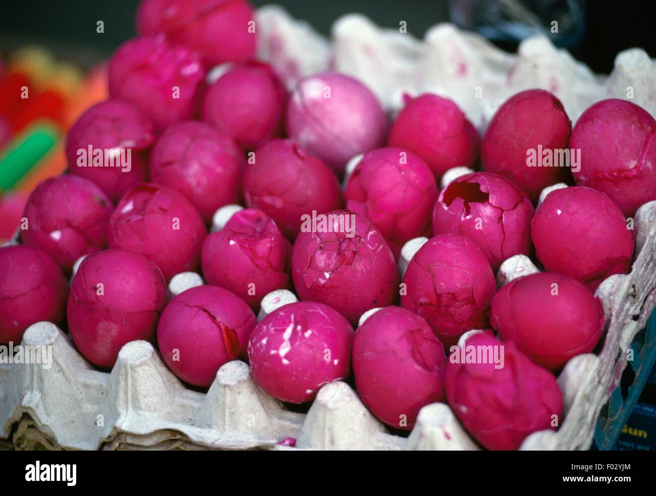 Balut, befruchtet Ente oder Huhn Ei gekocht in ihrer Schale kurz vor seiner Schlupf, wenn der Embryo in seinem Inneren fast vollständig gebildet, typisches Gericht von Manila, Insel Luzon, Philippinen ist. Stockfoto