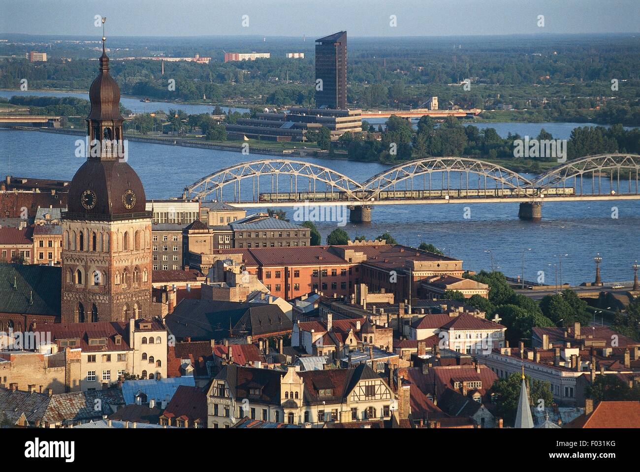 Luftaufnahme von Riga mit Doma Kathedrale (Rigas Domus) und die neue Brücke über Dwina (Daugava) - Riga Altstadt (UNESCO-Welterbe, 1997), Lettland Stockfoto