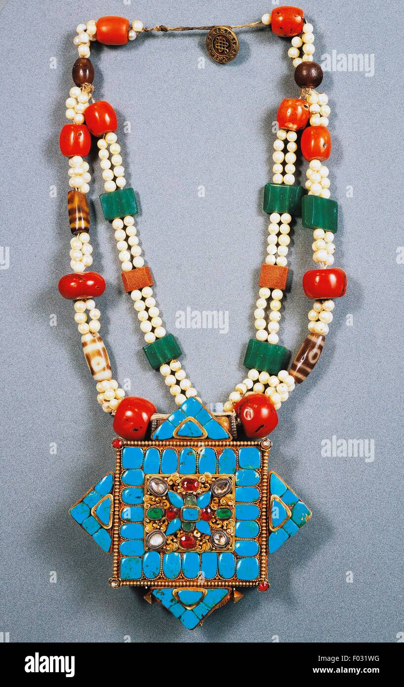 Halskette aus Gold, Türkis, Korallen und Perlen, die von adeligen Frauen, Lhasa, Tibet getragen wurden. Stockfoto