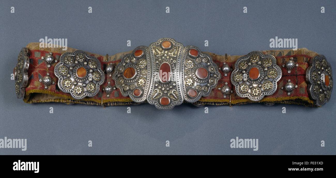 Herrengürtel in teilweise feuervergoldeten Silber, Karneol, Stoff und anderen Materialien, Yomud-Turkmenen, Zentralasien. Stockfoto