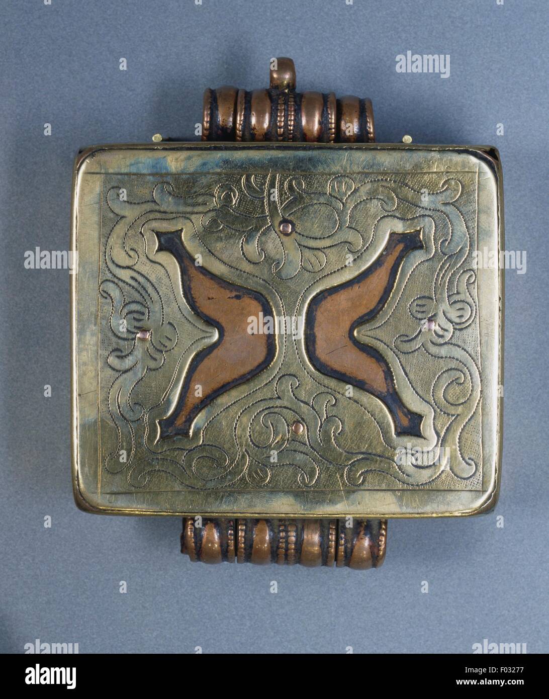 Ghau, Reliquiar Anhänger in Messing, Kupfer und Bronze, Tibet. Stockfoto