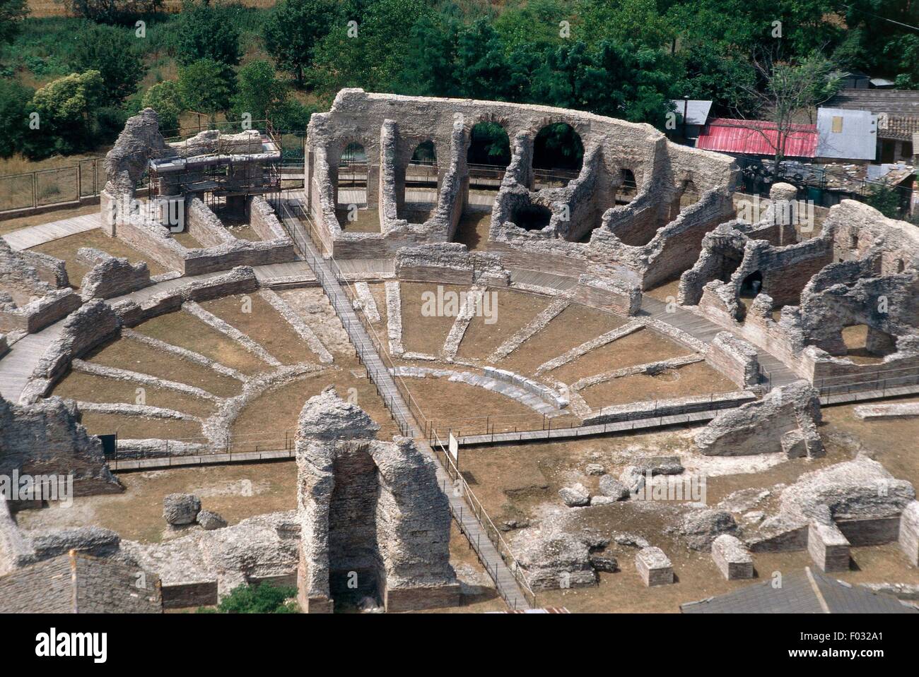 Luftaufnahme von den Ruinen eines römischen Theaters an Helvia Recina - Provinz von Ascoli Piceno, Marche Region, Italien Stockfoto