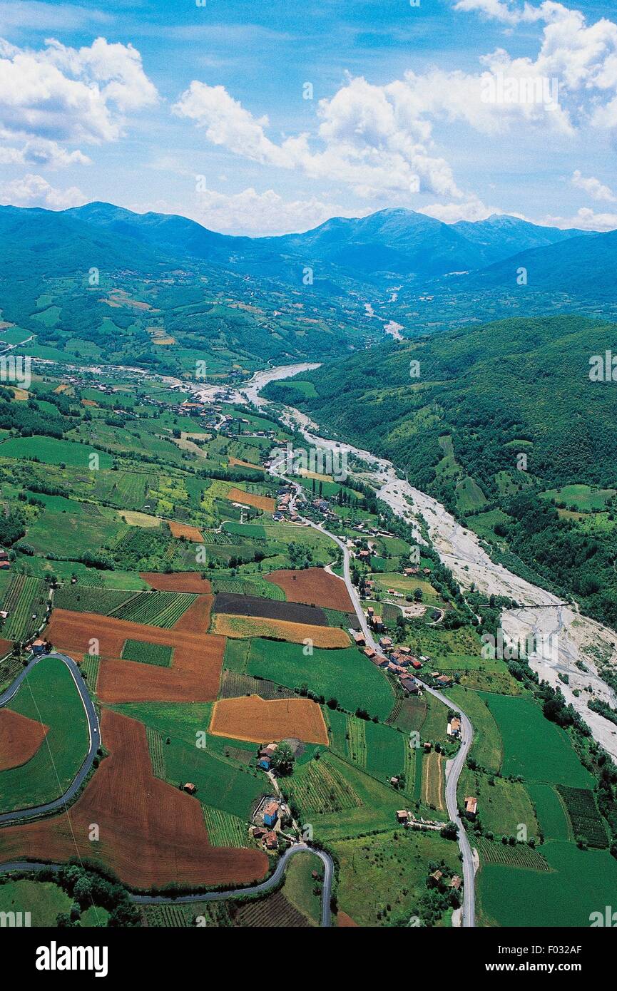 Luftaufnahme von einer Agrarlandschaft in den ligurischen Apennin, Ligurien, Italien. Stockfoto