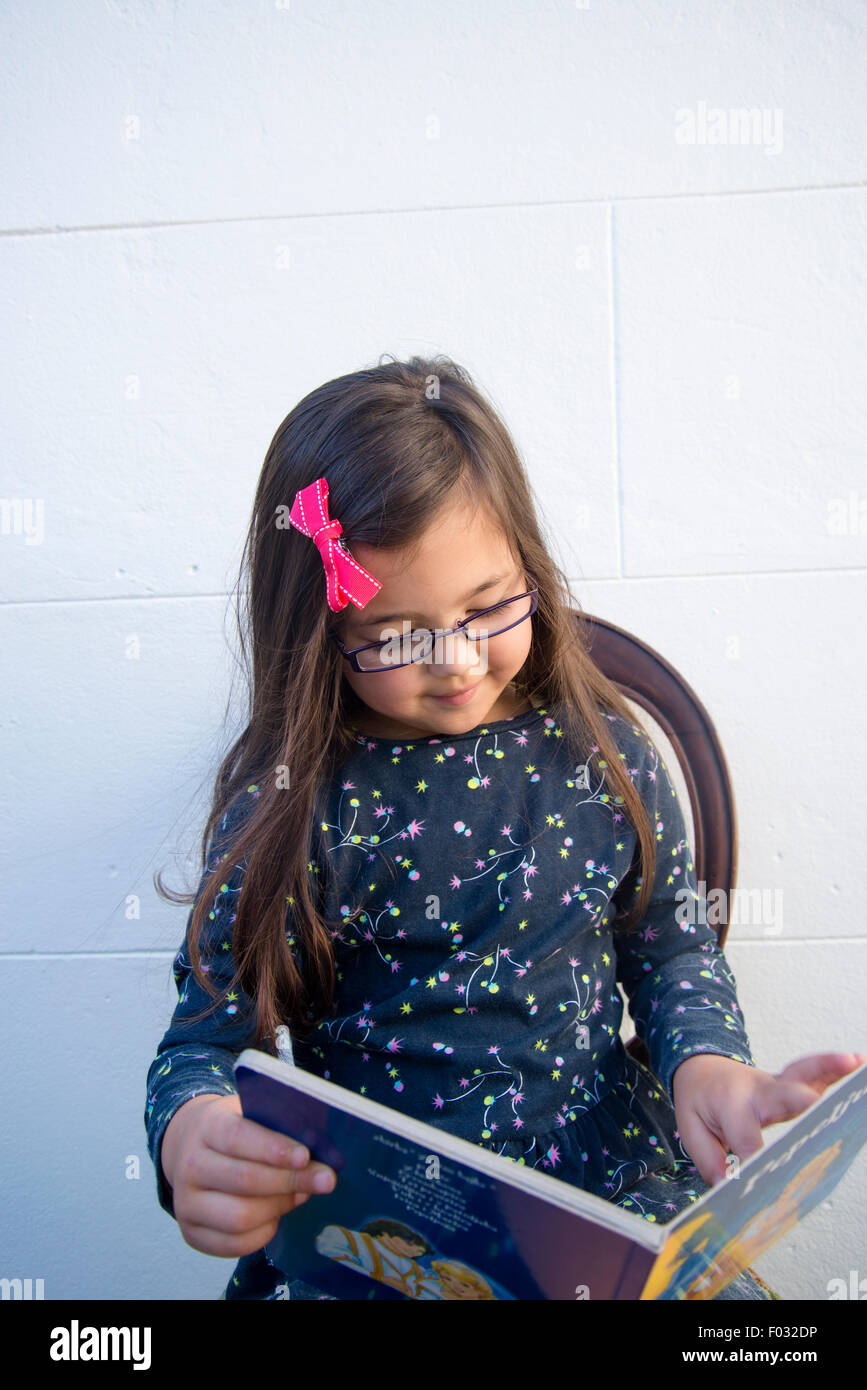 Fünf Jahre altes Mädchen, Buch lesen Stockfoto