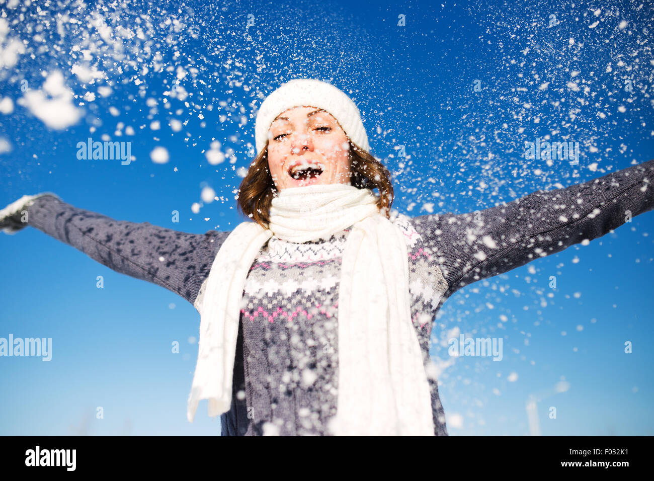 Porträt der glückliche junge Frau viel Spaß am schönen sonnigen Wintertag Stockfoto