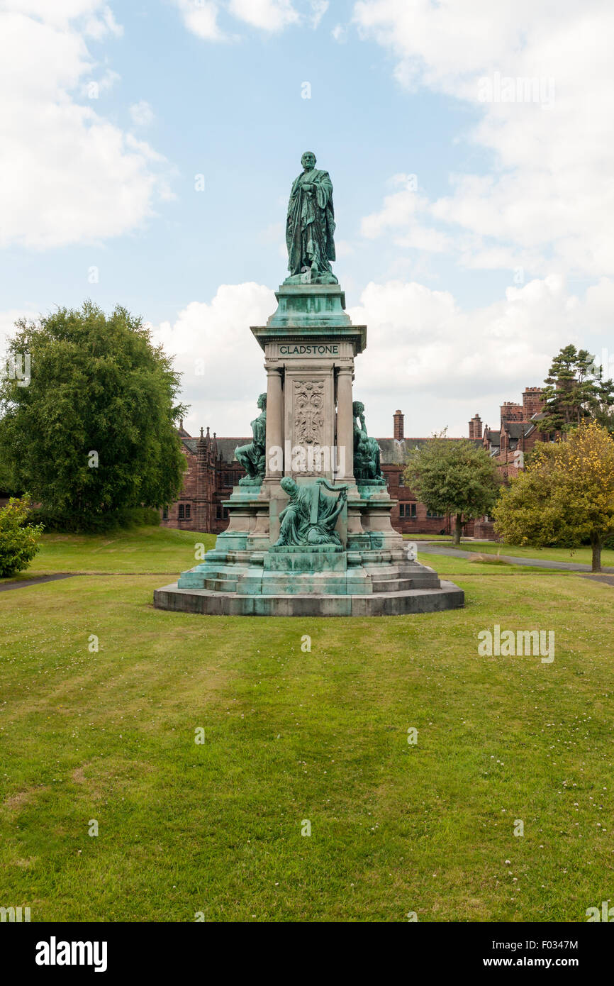 Bronzestatue von den britischen Premierminister William Ewart Gladstone auf dem Gelände des Gladstone-Bibliothek in Hawarden Stockfoto