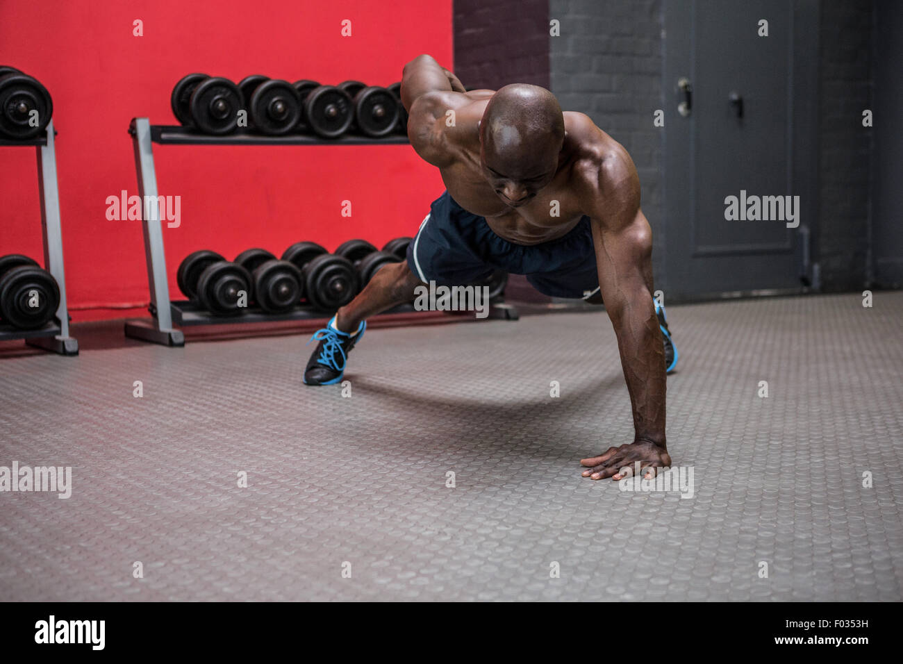 Junge Bodybuilder tun einarmigen Push Ups Stockfoto