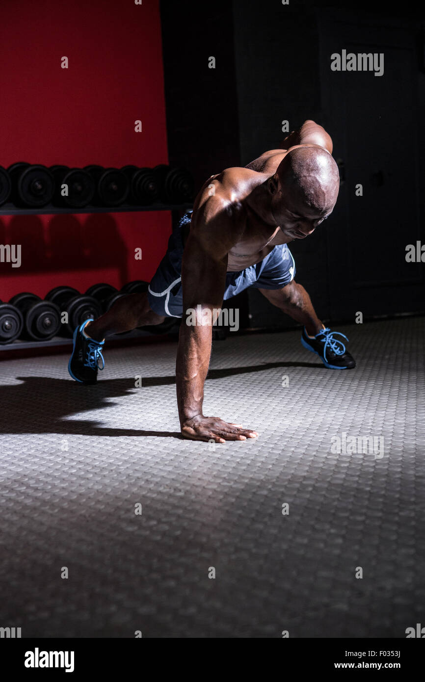 Junge Bodybuilder tun einarmigen Push Ups Stockfoto