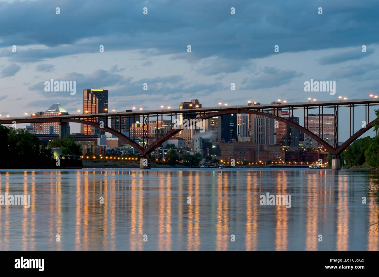 Saint Paul downtown Skyline der Stadt vom Ufer des Mississippi River an der Dämmerung und Smith Avenue bridge Stockfoto