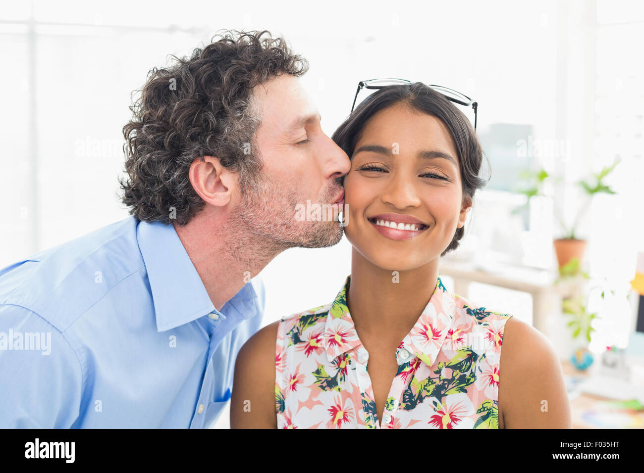 Porträt eines lächelnden lässige jungen Paares bei der Arbeit Stockfoto