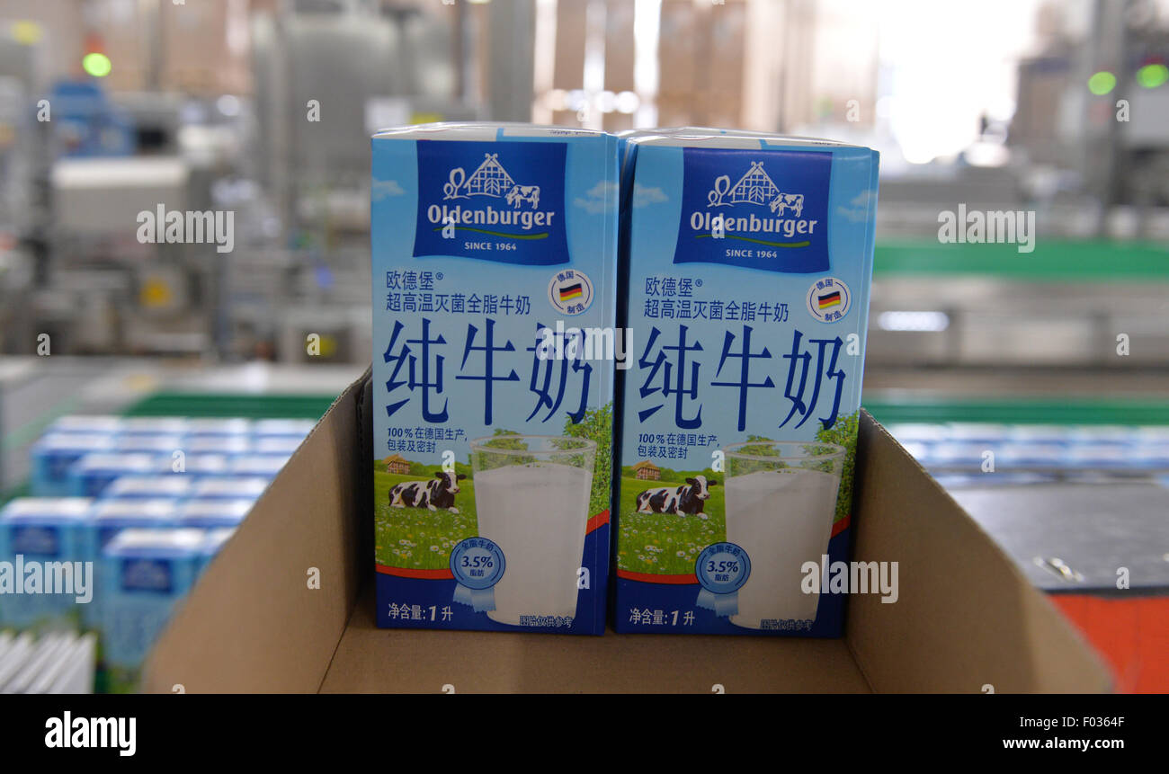 Zeven, Deutschland. 5. August 2015. Milchtüten in China verkauft werden sind bei einer örtlichen Filiale der deutschen Milch Gesellschaft Deutscher Milchkontor (DMK) in Zeven, Deutschland, 5. August 2015 verpackt. Foto: Carmen Jaspersen/Dpa/Alamy Live News Stockfoto