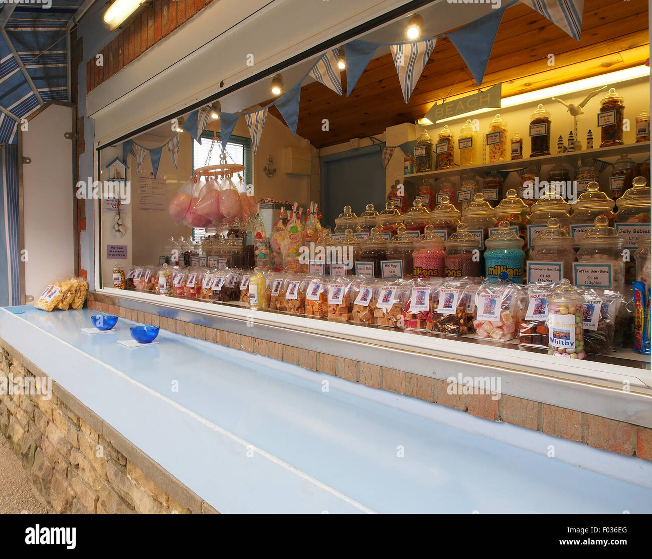 Traditionelle Shop Verkauf von Süßigkeiten, Schokolade, Fondant und am Meer rock in Whitby, North Yorkshire, England, UK. Stockfoto