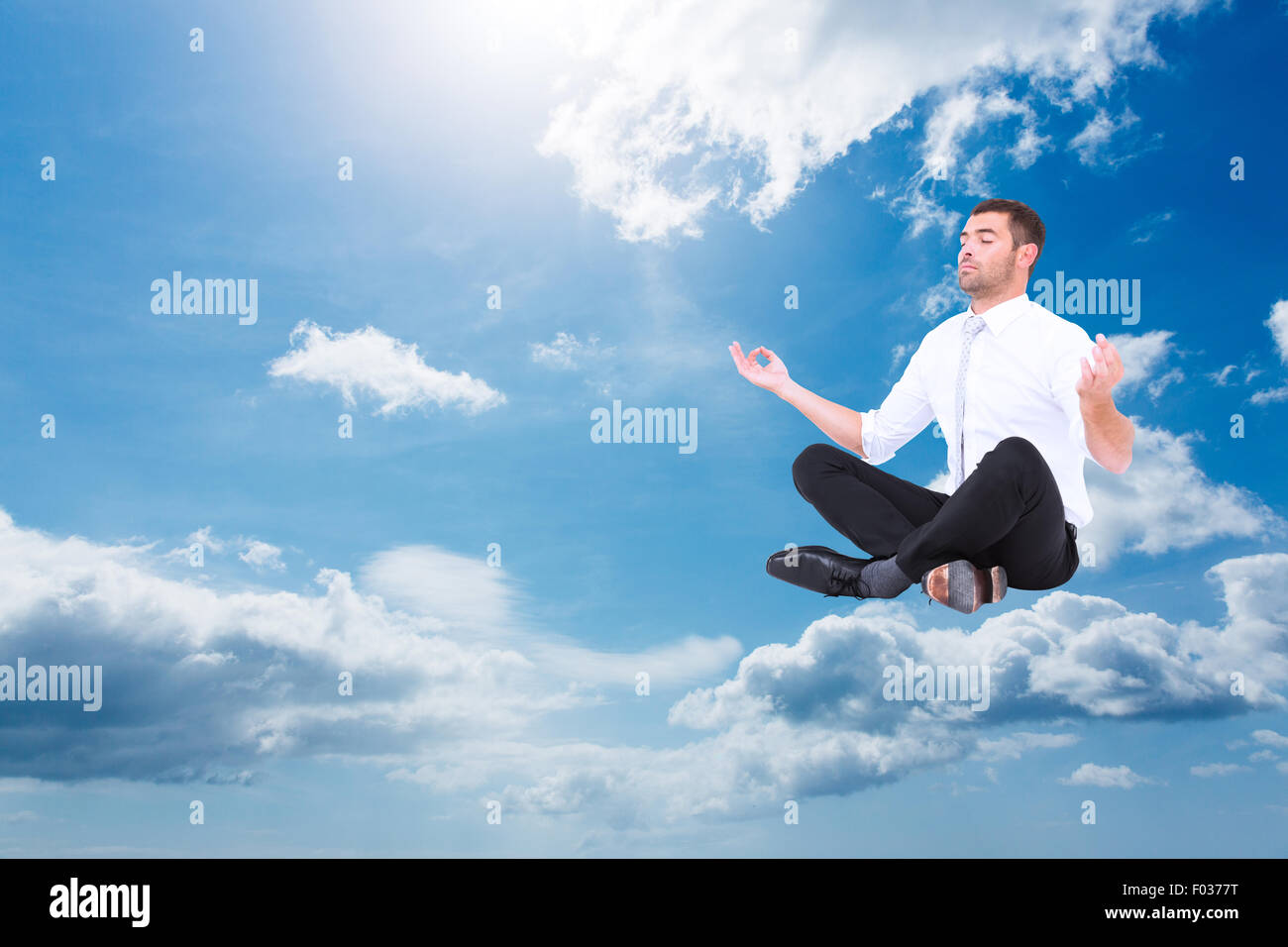 Zusammengesetztes Bild des Kaufmanns meditieren im Lotus pose Stockfoto