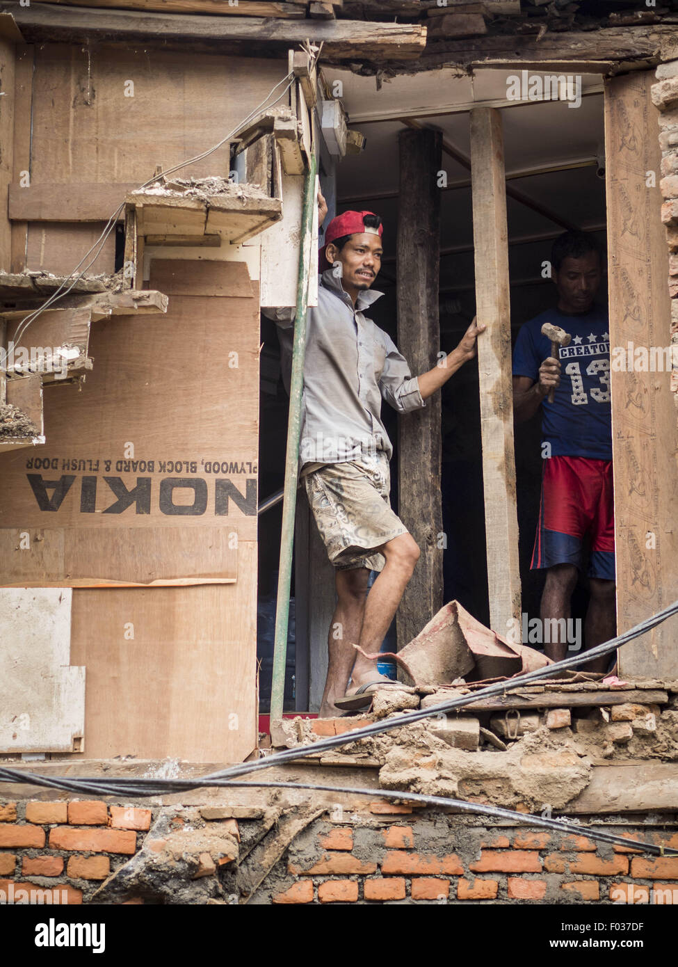 Kathmandu, Nepal. 6. August 2015. Männer ein Haus in der Nähe von Seto Machindranath Tempel in Kathmandu wieder aufzubauen. Das Haus war einer von Tausenden im Bereich der Nepal Erdbeben beschädigt. Das Erdbeben in Nepal am 25. April 2015, (auch bekannt als der Gorkha Erdbeben) mehr als 9.000 Menschen getötet und verletzt mehr als 23.000. Es hatte eine Stärke von 7,8. Das Epizentrum lag östlich der Stadtteil Lamjung, und seine Hypozentrum lag in einer Tiefe von ca. 15Â Kilometer (9.3Â Meile). Es war die schlimmste Naturkatastrophe seit 1934 Nepal Nepal Streikrecht '' "Bihar Erdbeben. Das Erdbeben löste eine Lawine auf Mount Eve Stockfoto