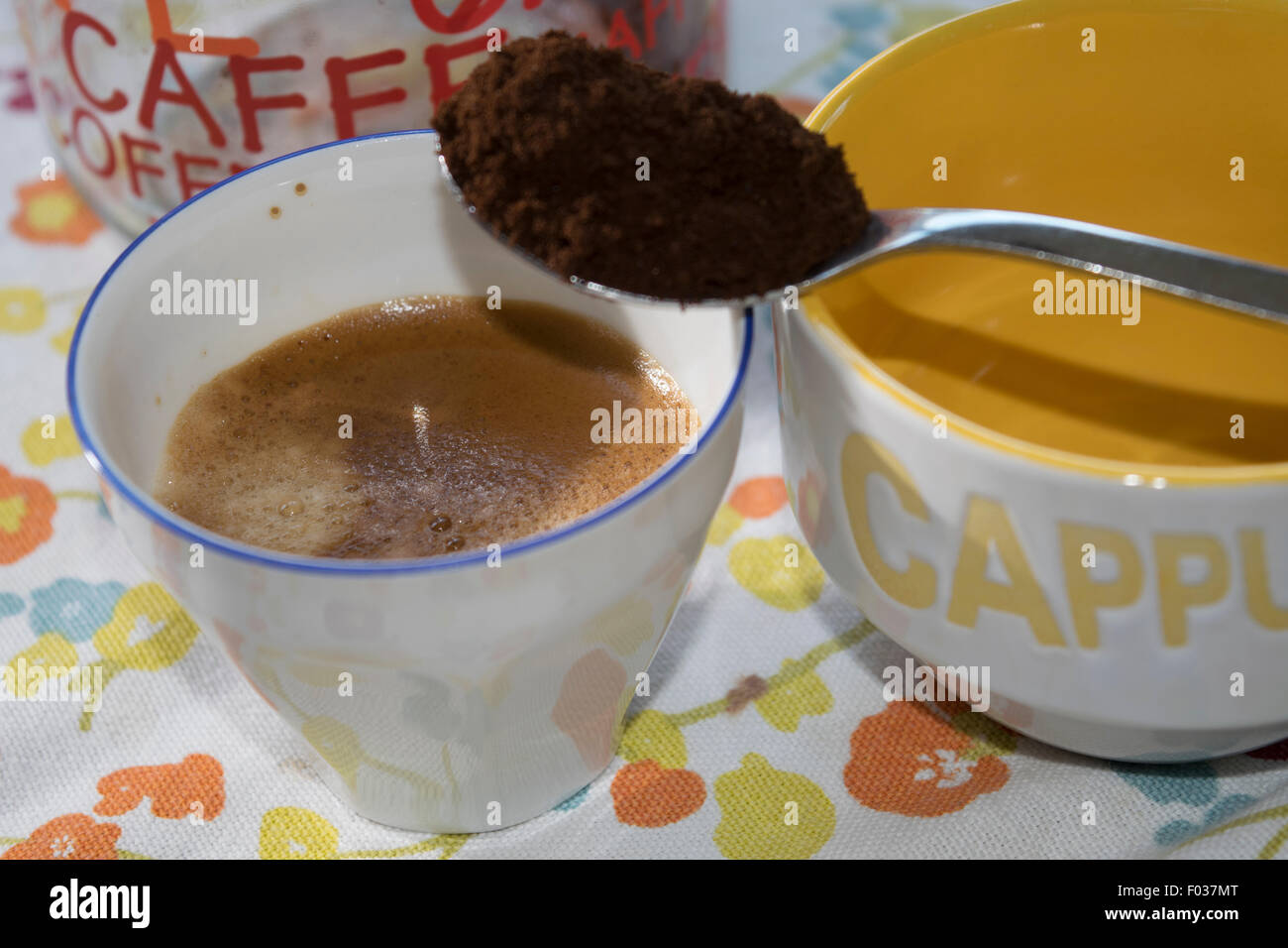 eine Tasse extra starken Kaffee mit einem Teelöffel des gemahlenen Kaffees Stockfoto