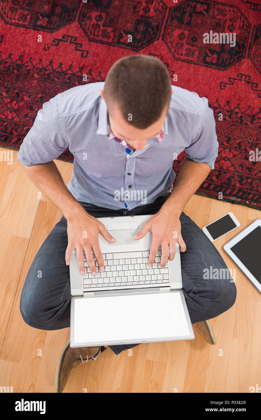 Kreative Jungunternehmer auf Laptop tippen Stockfoto