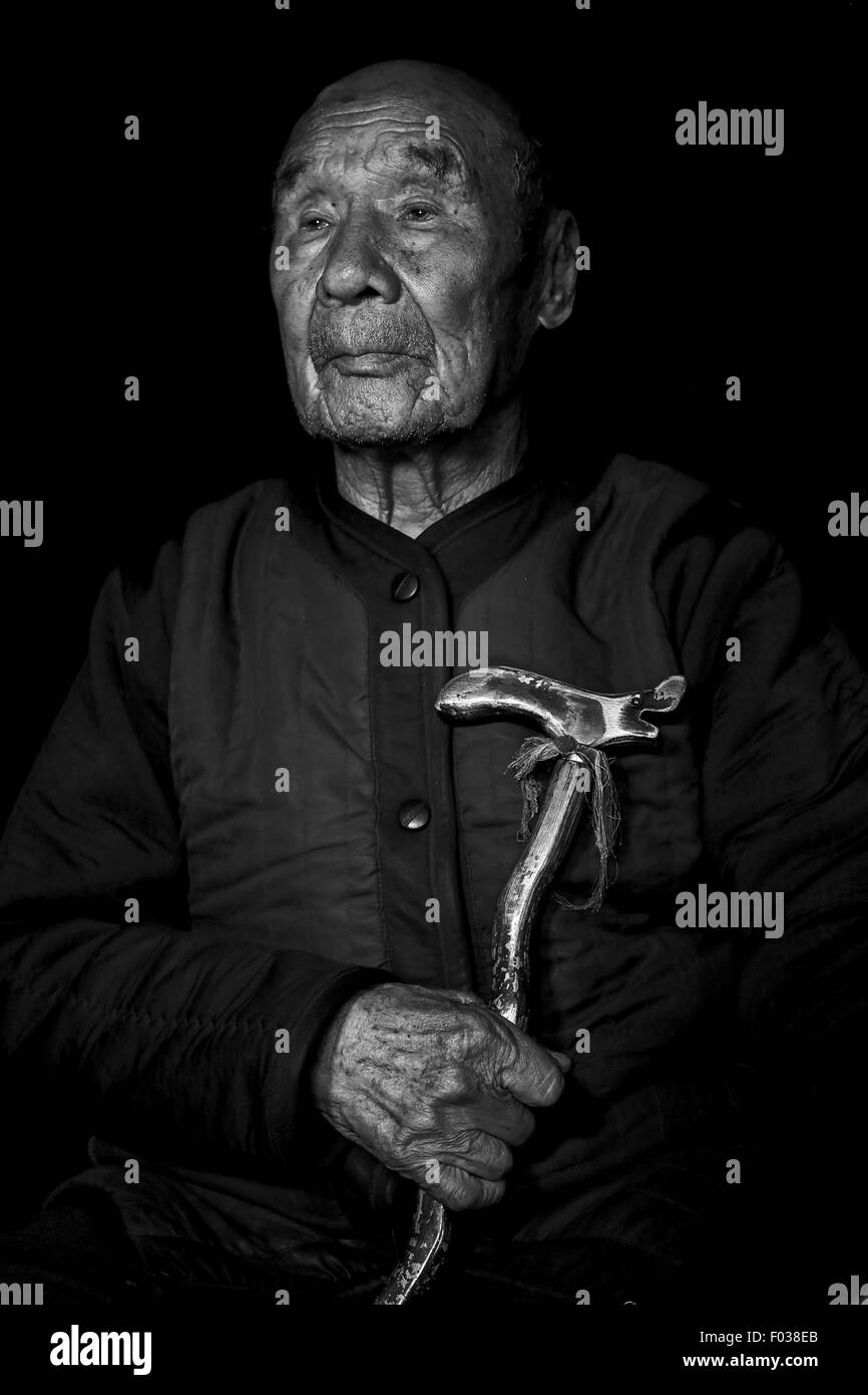 CHN. 23. April 2015. CHINA - 23. April 2015: (Nur zur redaktionellen Verwendung. CHINA aus) (Mindestpreis: 100 USD) Fan Qinggong: männlich, 1924 geboren und lebt heute in Linyi Shanxi. Er wurde empfohlen, intensive militärische Ausbildung in Luoyang Polizeistation im Februar 1944 zu besuchen, und im gleichen Jahr, er ging zu einem Telegraphisten in 55. Corp und Offiziere der übersetzten Telegraphen an. Zwei Divisionen stationiert Lankao im Juni mit Feinde kämpfen, ging hin und her übergeben Telegraphen jeden Tag wegen Mangel an Arbeitskräften Fang. Nachdem die ganze Provinz Henan besetzt wurde, zogen sie nach Caozhou Bengbu Stockfoto