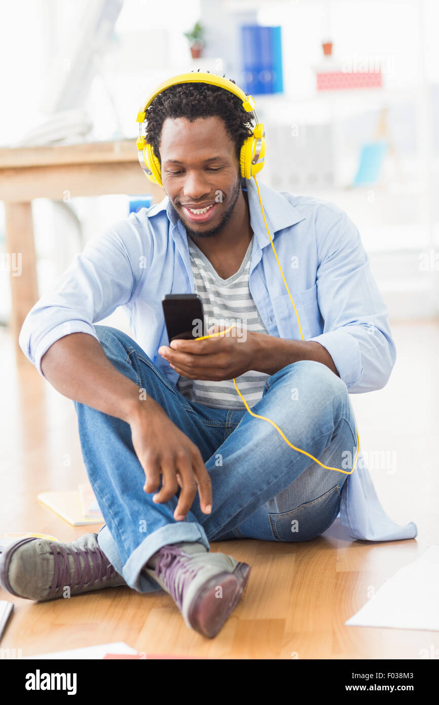 Kreative Jungunternehmer Senden einer Textnachricht Stockfoto