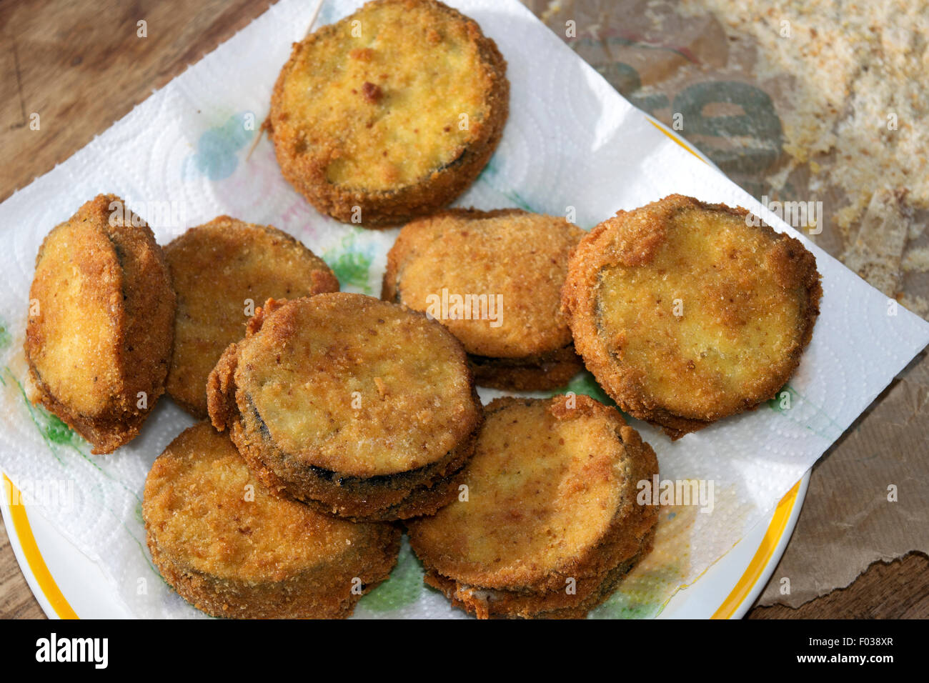 Auberginen in einer Kutsche oder Auberginen in Carrozza gebratene Eggplantase mit Mozzarella-Füllung Stockfoto