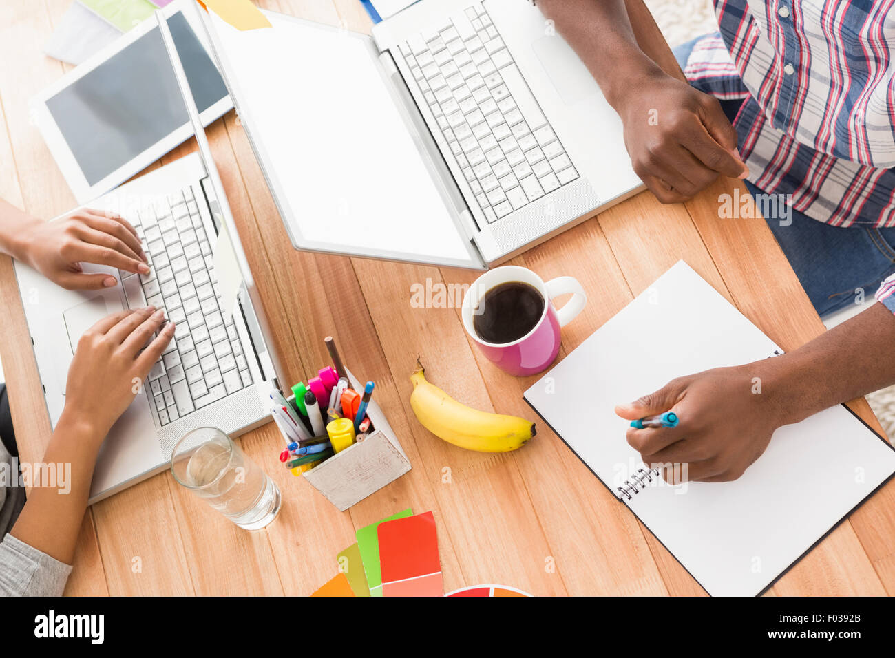 Junge Geschäftsleute arbeiten bei den laptops Stockfoto