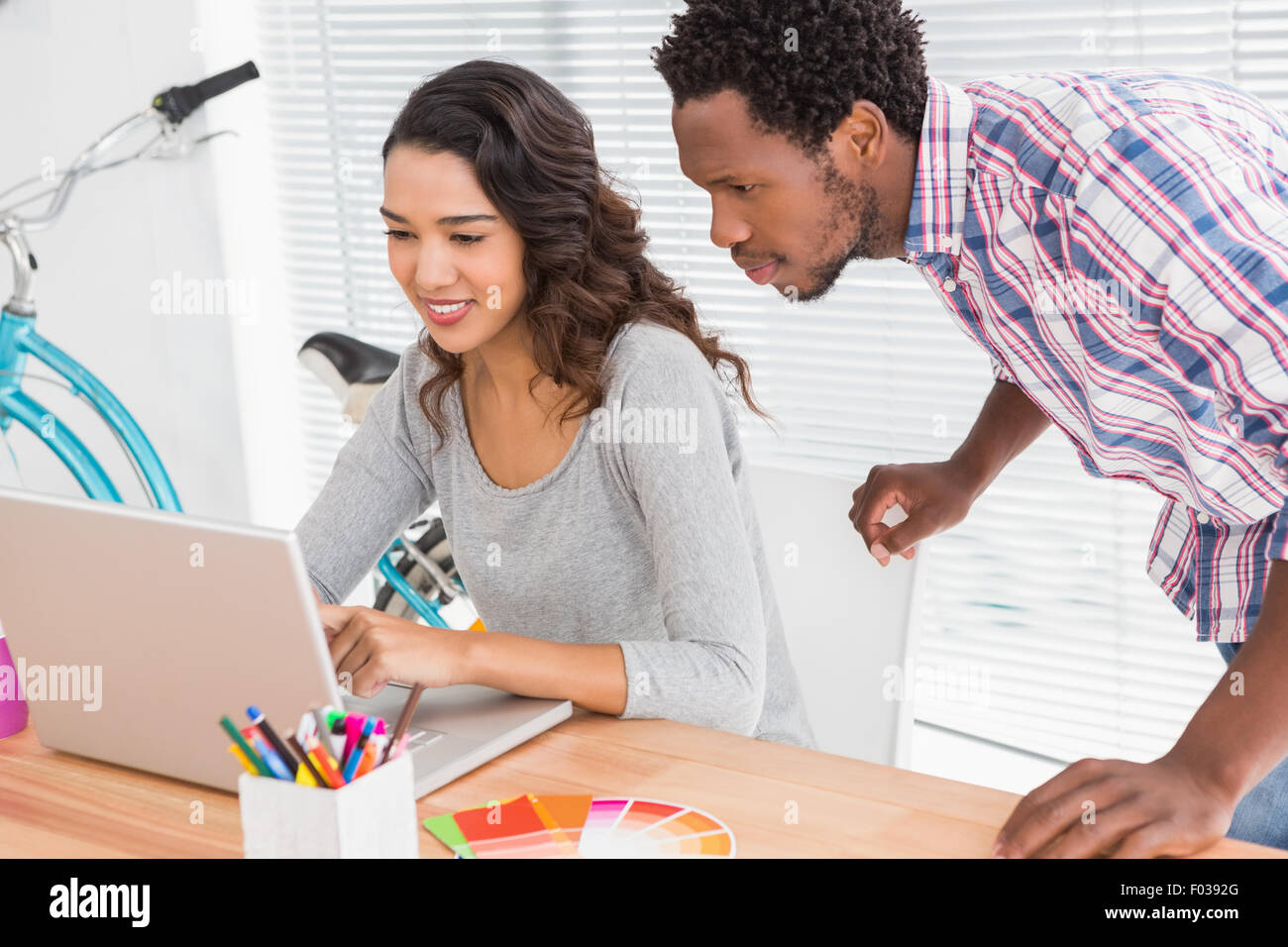 Junge Geschäftsleute, die an einem laptop Stockfoto